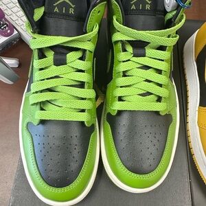 Nike Green and Black Athletic Shoes Dynamic Design
